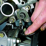 Порядок действий при проведении процедуры снятия натяжителя цепи привода распредвала, а также трубки на впрысковом моторе ваз 21214