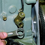 Порядок действий при проведении процедуры снятия натяжителя цепи привода распредвала, а также трубки на впрысковом моторе ваз 21214